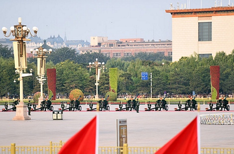 Thủ tướng Nguyễn Xuân Phúc và Thủ tướng Quốc vụ viện Trung Quốc Lý Khắc Cường duyệt đội danh dự.