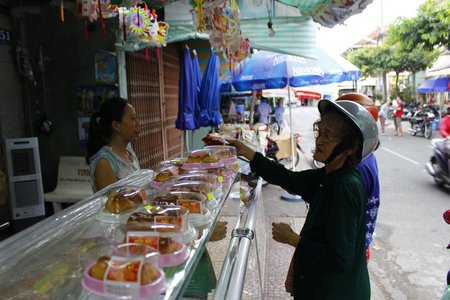 Người dân đã tìm đến các cơ sở có uy tính để mua bánh trung thu.