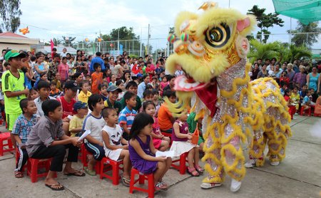 Các em thiếu nhi được xem chương trình múa lân, múa rồng