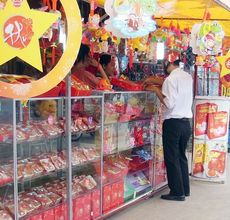 Bánh Trung thu hút hàng giờ chót