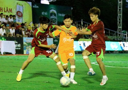  Trận tranh hạng ba, Phú CD (áo cam) thắng Hoàng FC 1-0.