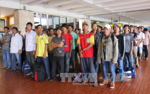 Các ngư dân Việt Nam trước khi về nước. Ảnh: TTXVN