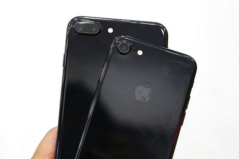 Với bản Jet Black chúng ta hầu như không còn thấy viền ăng-ten trên iPhone 7 và iPhone 7 Plus như các màu khác, logo "trái táo khuyết" cũng có màu đen trùng với màu máy tạo cho tổng thể mặt sau của iPhone 7 và iPhone 7 Plus đồng nhất về màu sắc. Do được thiết kế bóng nên màu Jet Black sẽ bám dấu vân tay khá nhiều, người dùng phải thường xuyên lau máy hoặc phải sử dụng thêm ốp lưng nếu như không muốn chiếc iPhone của mình trông quá dơ.