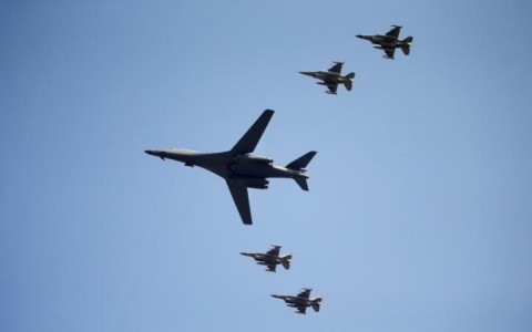 Siêu oanh tạc cơ B-1 Lancer (giữa) bay qua Hàn Quốc. Ảnh: Reuters