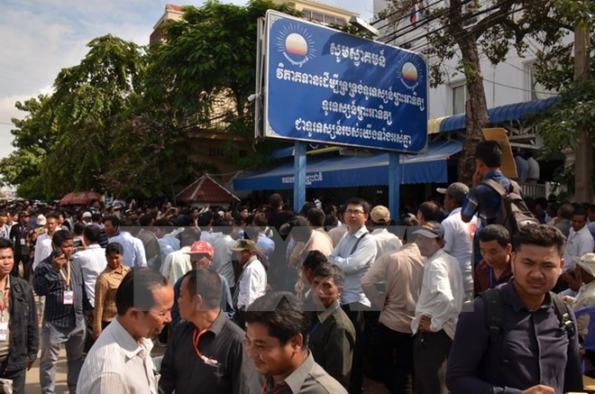 Quang cảnh trước trụ sở CNRP trong thời gian Tòa sơ thẩm Phnom Penh xét xử ông Kem Sokha. (Ảnh: Phan Minh Hưng/TTXVN)