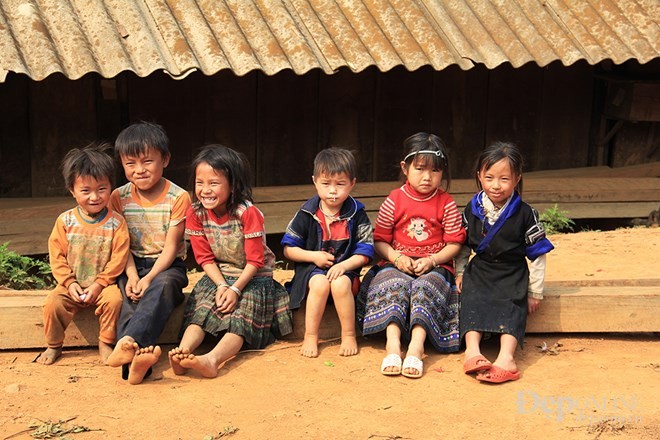  Những đứa trẻ người H’mong hồn nhiên chơi đùa cạnh ngôi nhà của mình.