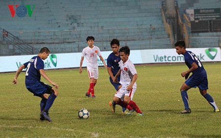 U19 Việt Nam phải rất vất vả mới đánh bại được U19 Philippines. (Ảnh: Bảo Long)