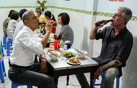 Tổng thống Obama cùng đầu bếp Bourdain ăn bún chả 