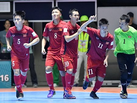 Cánh cửa lọt vào vòng 1/8 đã hẹp đi rất nhiều với đội tuyển futsal Việt Nam.Ảnh: Quang Thắng