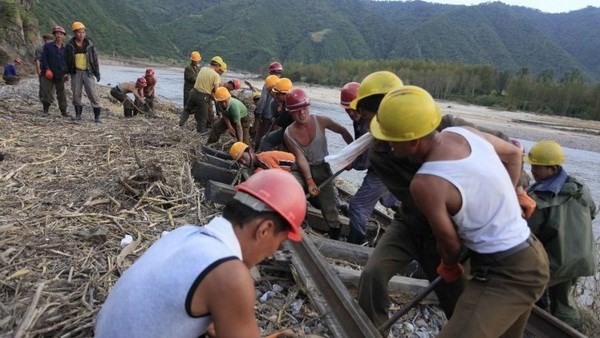 Công nhân Triều Tiên sửa chữa đường sắt bị hư hỏng do lũ. (Nguồn: AP)