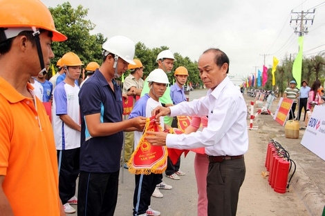 Ông Đặng Quang Tấn- Phó Ban Quản lý Các KCN trao cờ lưu niệm cho các đội tham gia hội thao.