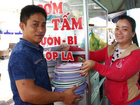 Công việc thường ngày của “vợ chồng hiến máu nhân đạo” anh Linh- chị Xuyên ở chợ Long Hồ.