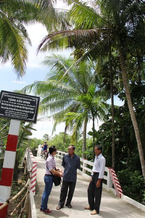 Cầu Đình vừa hoàn thành, do nhà hảo tâm hỗ trợ kinh phí và hàng trăm ngày công của người dân đóng góp.