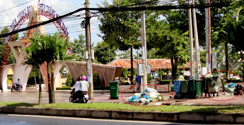 Công viên Tượng đài Chiến thắng Mậu Thân hàng ngày có rất nhiều người lớn, trẻ nhỏ đến vui chơi, tập thể dục,… thế nhưng việc tập trung rất nhiều  thùng rác, rác thải sinh hoạt được người dân bỏ lại ngay trước cổng như thế này thật mất vẻ mỹ quan.