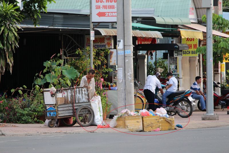 Nhiều người nhặt ve chai, bới tung đóng rác lên để tìm đồ nhựa, sắt,…