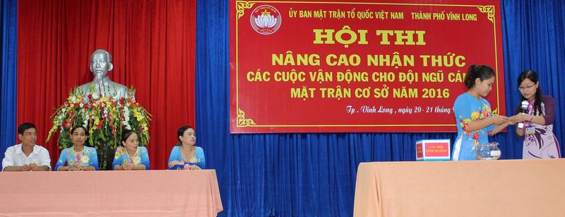 Phần thi bốc thăm xử lý tình huống của đội Phường 8. 