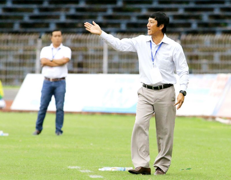  HLV Vũ Quang Bảo chỉ đạo trong trận XSKT Cần Thơ hòa Becamex Bình Dương 0-0.