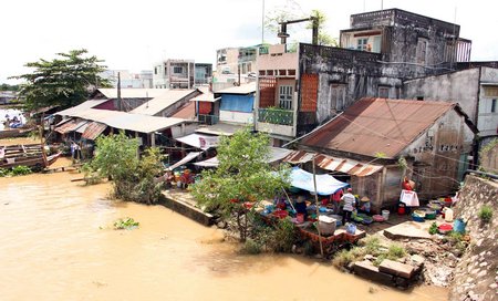 Bên cạnh bờ kè, công trình cầu Ngã Tư và đoạn Quốc lộ 53 qua thị trấn Long Hồ cũng được mong đợi sớm xây dựng nhằm tạo nên diện mạo mới cho đô thị Long Hồ.