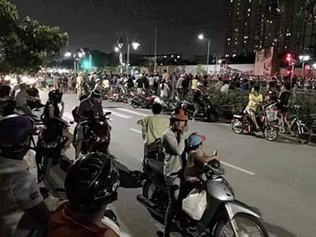 Người dân tập trung đông đúc ở cầu Tân Hóa để xem thanh niên tự thiêu