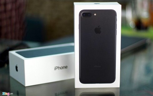 Nhiều người bỏ ra gần 40 triệu đồng để sở hữu sớm một chiếc iPhone 7 trong khi đời sống còn nhiều khó khăn. (Ảnh minh họa: Zing)