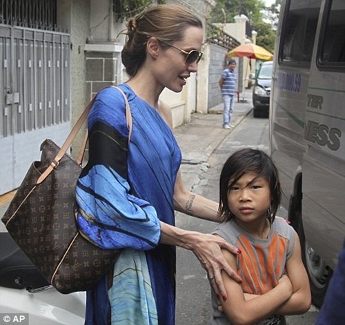 Angelina Jolie và Pax Thiên ở Việt Nam năm 2011