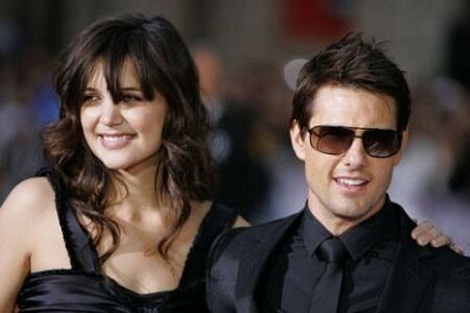 Vợ chồng Tom Cruise – Katie Holmes kết thúc hôn nhâu sau 5 năm chung sống và có cô con gái Suri.