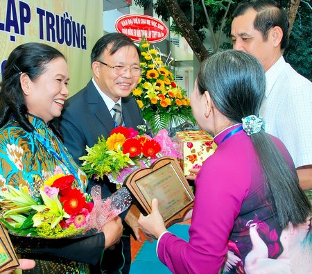 Trường THPT Trà Ôn đạt được thành tích phải kể đến vai trò to lớn của thầy Hoàng Văn Thắng (người thứ 2 bên trái)- “đầu tàu” của trường.