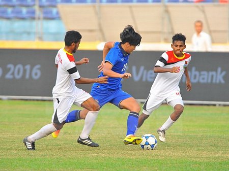 U19 Thái Lan (áo xanh) vượt qua U19 Timor Leste để giành vé vào chung kết. (Ảnh: Minh Đức/TTXVN)