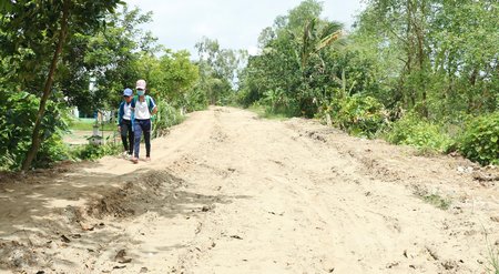 Người dân rất mong con đường này sớm hoàn thành để học sinh đến trường bớt vất vả hơn.