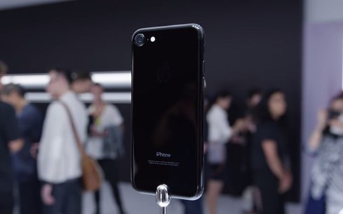 Jet Black mới xuất hiện của iPhone 7 và iPhone 7 Plus tại cháy hàng ở nhiều quốc gia.