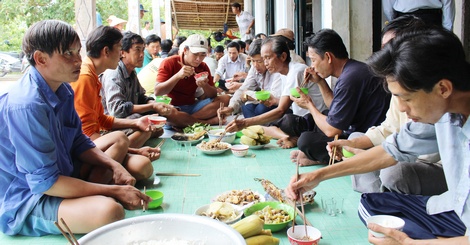 Buổi cơm trưa thân mật của đội cùng người dân địa phương.