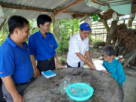 Ông Liêu Cẩm Hiền- Phó Giám đốc Sở Nông nghiệp và PTNT tặng  quà cho Mẹ VNAH Nguyễn Thị Ba