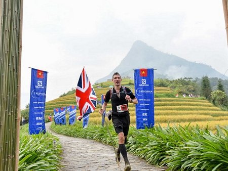 Đại sứ Anh Giles Lever về đích ở nội dung 70 km. (Ảnh: Ban tổ chức)