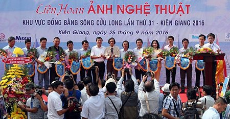 Ban tổ chức trao cờ và hoa cho các tỉnh, thành về tham dự liên hoan.