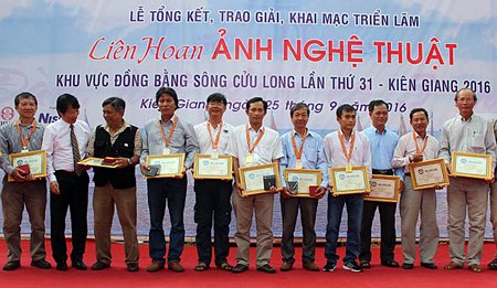 Các tác giả nhận giải vào sáng 25/9.