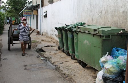 Mỗi ngày người thu gom rác của các tổ sẽ chuyển rác gom trong hẻm ra các bãi tập kết.