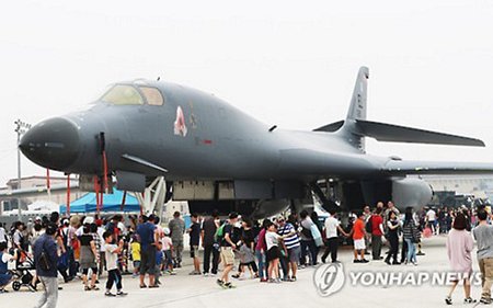 Máy bay ném bom B-1B Lancer được trưng bày cho người dân Hàn Quốc tham quan. (Ảnh: Yonhap)