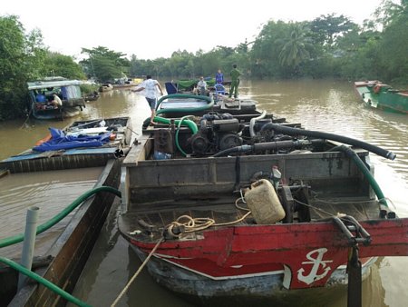  Những ghe trộm cát bị bắt quả tang.