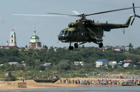 Trực thăng vận tải Mi-8 do Liên Xô thiết kế và hiện được Nga cũng như không quân nhiều nước trên thế giới sử dụng như một loại trực thăng vũ trang hạng nặng hoặc một "bộ chỉ huy" trên không.