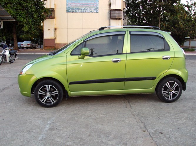 Chevrolet Spark Van 2010. Mẫu xe cỡ nhỏ này sở hữu thiết kế gọn, đẹp và chắc chắn. Nó cũng sở hữu đa dạng về lựa chọn màu sắc cho người tiêu dùng - dòng Spark Van đời đầu cũng là một cái tên nằm trong top những mẫu xe cũ giá rẻ từ đáng mua nhất hiện nay. 