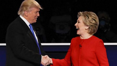 Ông Trump và bà Clinton bắt tay sau buổi tranh luận.