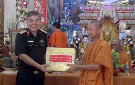 -Thiếu tướng Nguyễn Đoàn Kết chúc tết, tặng quà Hội Đoàn kết sư sãi yêu nước của tỉnh.