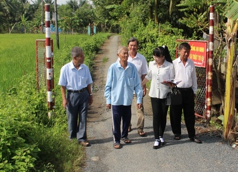 Vị trí đất ông Trương Văn Hai đã hiến, để tuyến đường liên ấp ở Trung Trị được khởi công vào tháng 10 này.