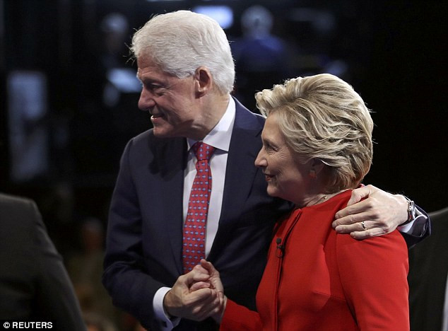 Cựu Tổng thống Mỹ Bill Clinton chào đón vợ trong vòng tay ấm áp. (ảnh: Reuters).