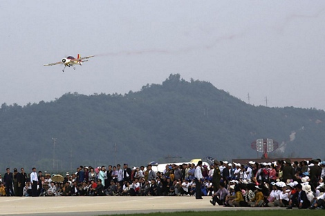 Phi cơ tiêm kích mô hình F-16 bay lượn phía trên đầu các khán giả Triều Tiên.