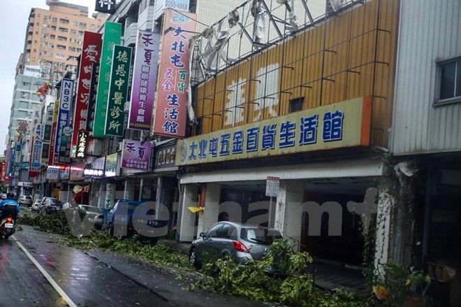 Phố xá tan hoang sau cơn bão Megi.