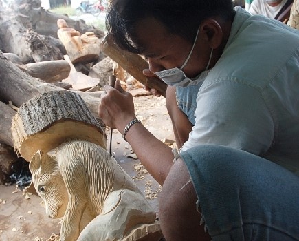 Trên từng khúc gỗ, thợ phải khéo tay bố trí những điểm nhấn đặc biệt, tạo hình cho phù hợp, mang nét độc đáo riêng.