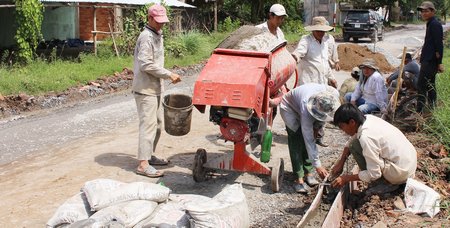 Nhiều công trình giao thông dần hoàn thiện nhờ sự đóng góp tích cực của các hội viên nông dân.