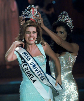 Alicia Machado là một đại diện sắc đẹp đến từ Venezueala. Cô đăng quang hoa hậu Hoàn vũ năm 1996 khi mới 19 tuổi đồng thời trở thành người thứ tư của Venezuela sở hữu danh hiệu này. 