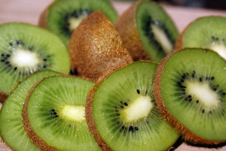 Quả Kiwi: Giàu Vitamin C, giúp da sáng và rạng rỡ.